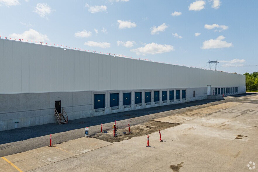 More Photos Of 2055 Boul Des Entreprises, Terrebonne Distribution For Lease