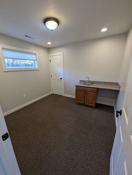 More Photos Of 616 Hemlock St, Brookings Office For Sale