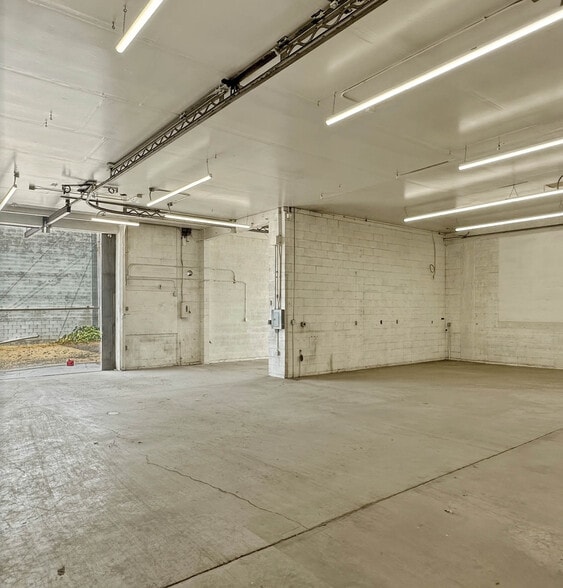 More Photos Of 112 W 32nd St, Garden City Freestanding For Lease