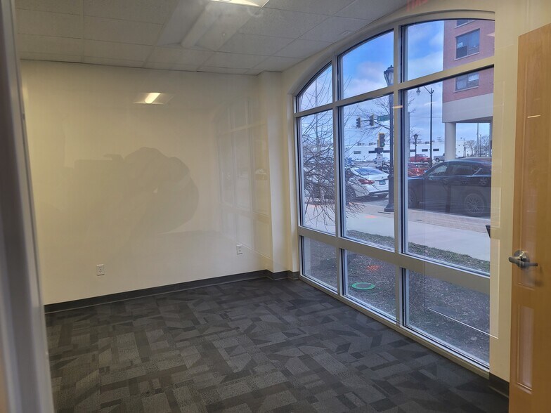 More Photos Of 261 N 4th St, Springfield Flex For Lease