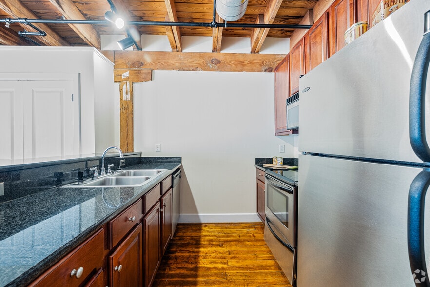 More Photos Of 2411 E Franklin St, Richmond Apartments For Lease