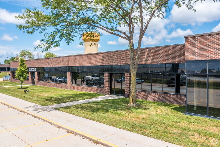 More Photos Of 4300-4398 NW 114th St, Urbandale Flex For Lease