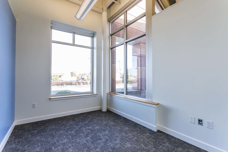 More Photos Of 900 Spring St, Jeffersonville Medical For Lease