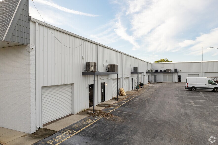 More Photos Of 165-175 W Maine Ave, Longwood Showroom For Lease