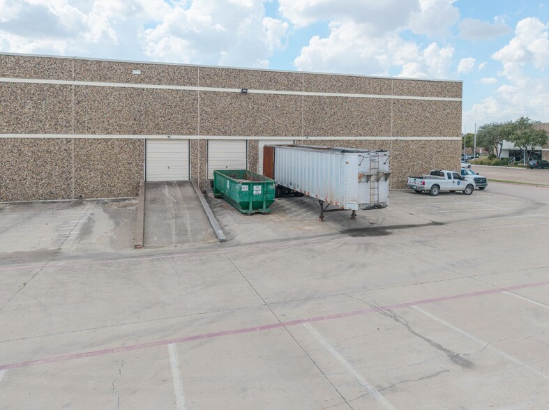 More Photos Of 1303 Marsh Ln, Carrollton Warehouse For Lease