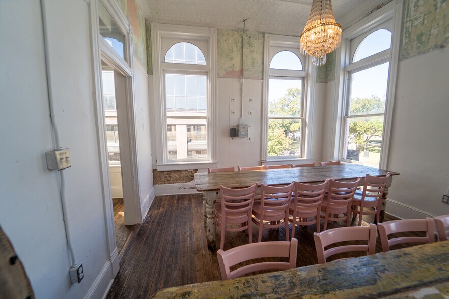 More Photos Of 102 S Main St, Victoria Storefront For Sale