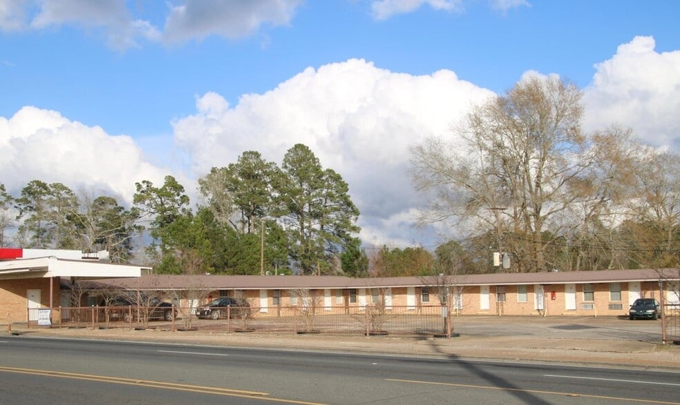 More Photos Of 1801 S 5th St, Leesville Hotel For Sale