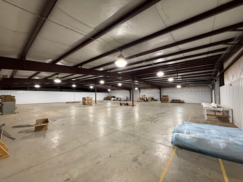 More Photos Of 990 Epco Dr, Dandridge Warehouse For Lease