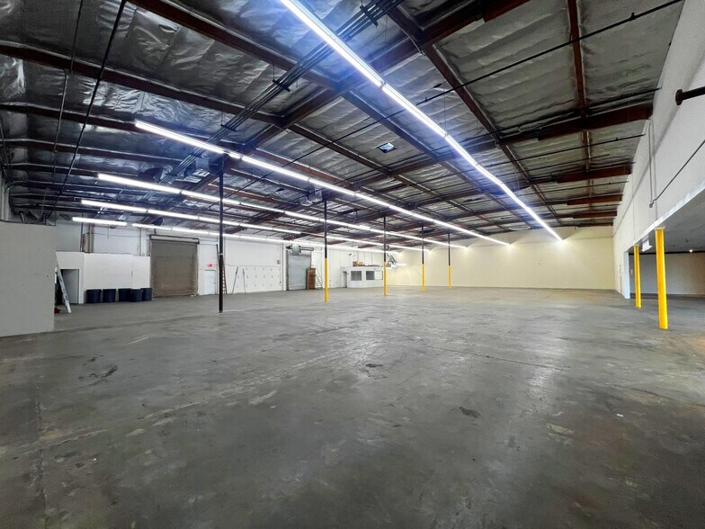 More Photos Of 7939-7947 Canoga Ave, Canoga Park Showroom For Lease