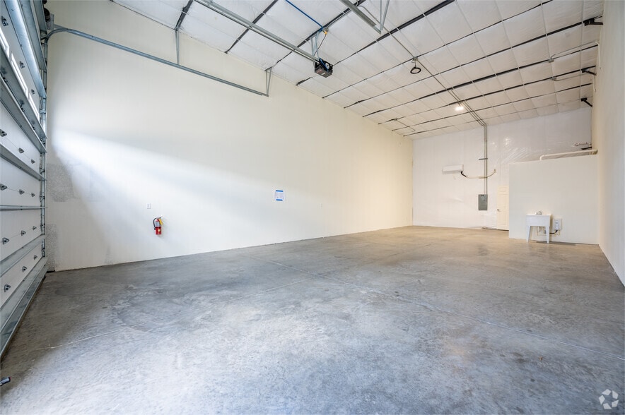 More Photos Of 4061 Thomas St, Oxford Unknown For Lease