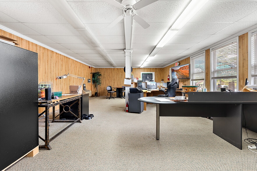 More Photos Of 59120 Oasis Center Dr, South Lyon Self Storage For Sale