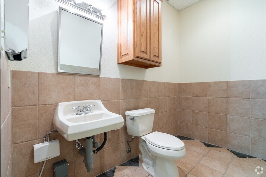 More Photos Of 2921 Country Club Rd, Denton Unknown For Lease