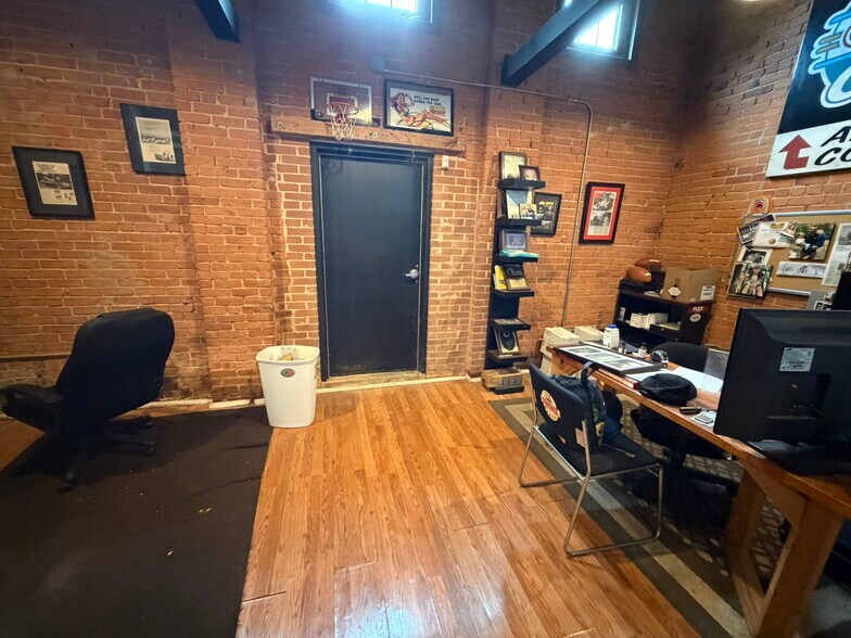 More Photos Of 281-283 Park Rd, West Hartford Showroom For Lease