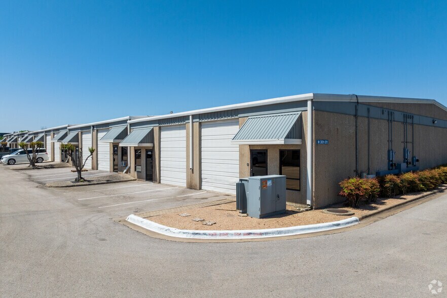 More Photos Of 501 W Powell Ln, Austin Warehouse For Lease