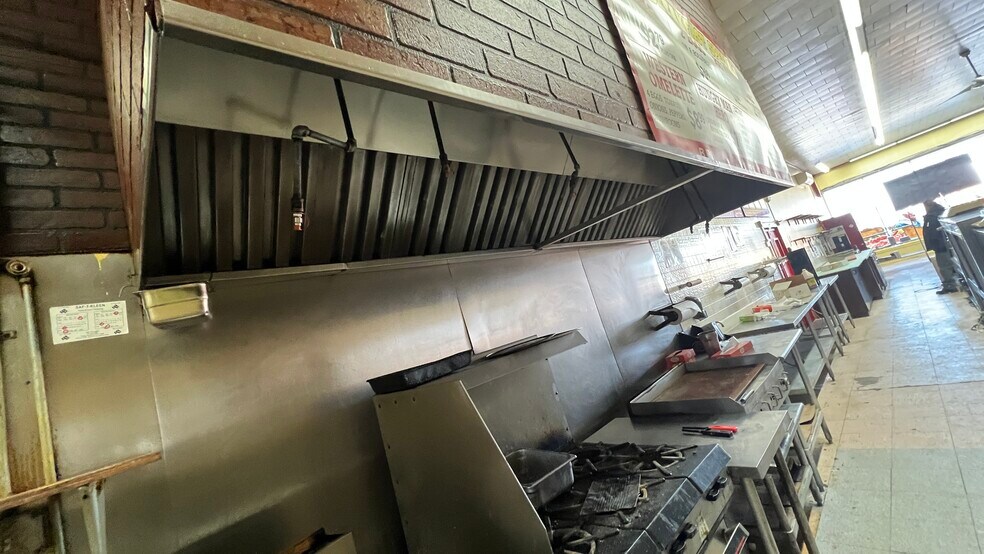 More Photos Of 4222-4258 Hicksville Rd, Bethpage Storefront For Lease