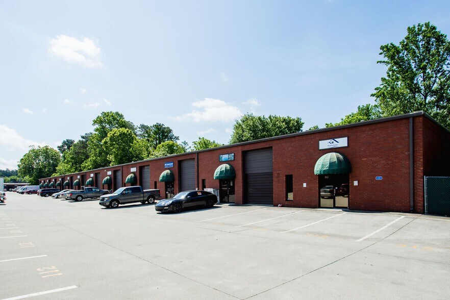 More Photos Of 390 W Pike St, Lawrenceville Warehouse For Lease