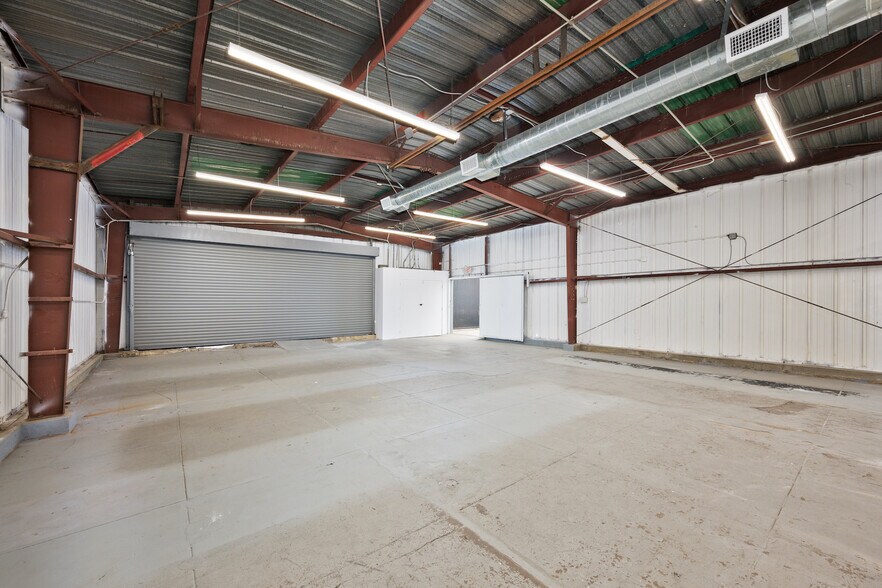 More Photos Of 3921 W Jefferson Blvd, Los Angeles Flex For Lease