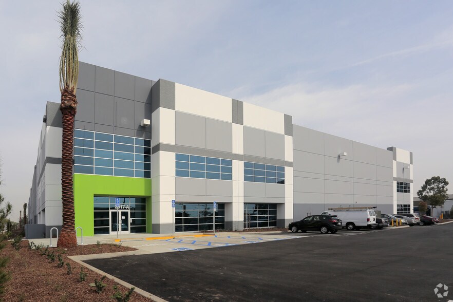 More Photos Of 2517 W Rosecrans Ave, Los Angeles Warehouse For Lease