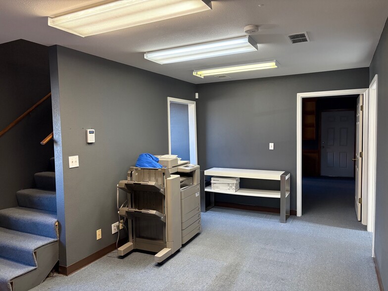 More Photos Of 11305 Hickman Mills Dr, Kansas City Office For Lease
