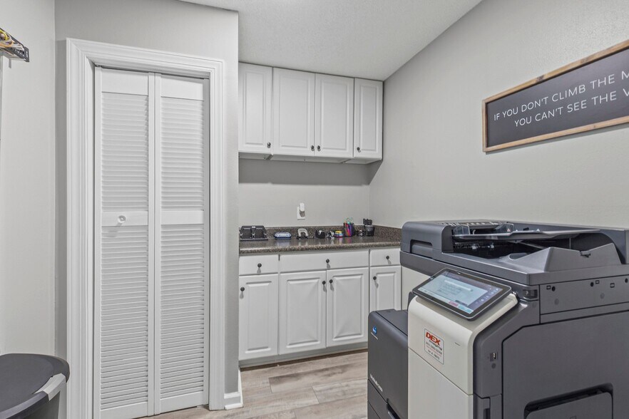 More Photos Of 6606 Old Shell Rd, Mobile Office For Sale