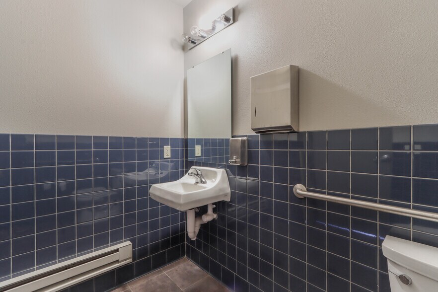 More Photos Of 1740 Park Ave, Plover Storefront Retail Office For Sale