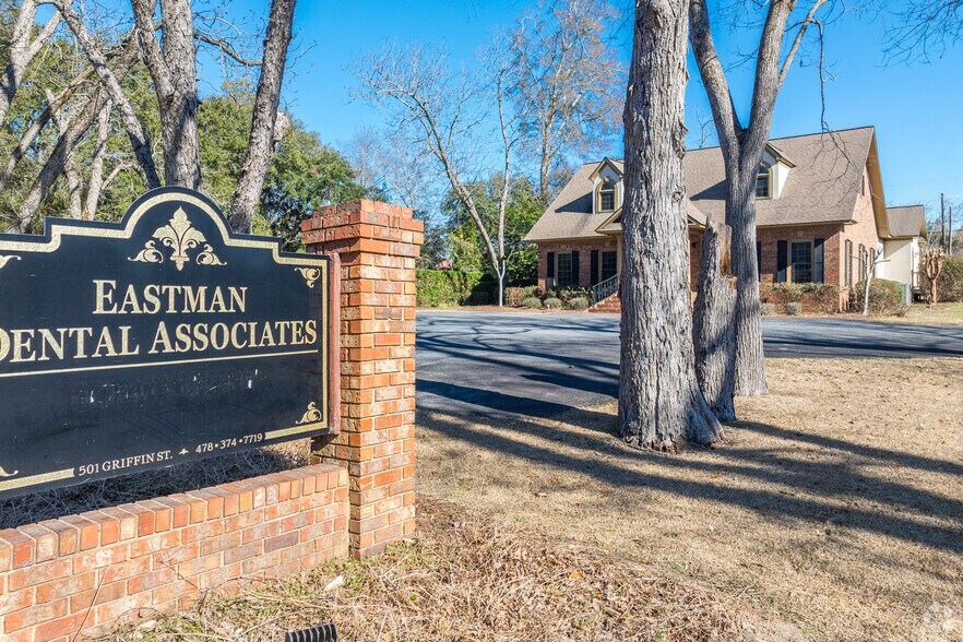 More Photos Of 501 Griffin Ave, Eastman Office For Sale