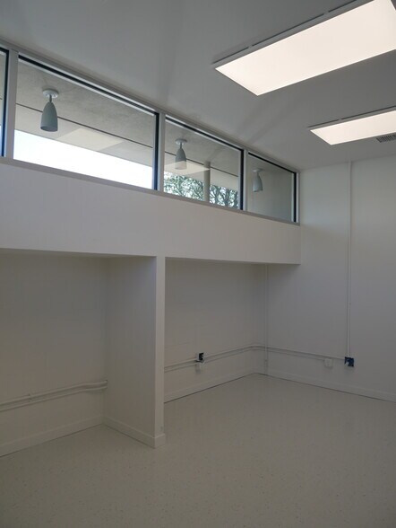 More Photos Of 1094 E Main St, Ventura Office For Sale