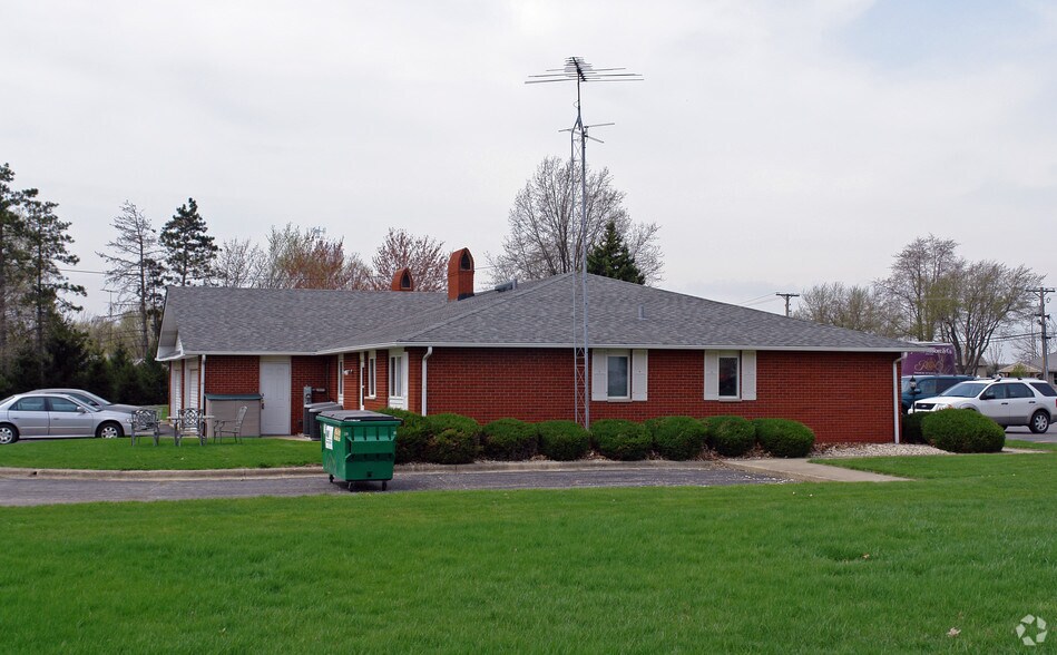 More Photos Of 718 N Bridge St, Yorkville Office For Lease