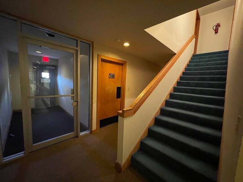 More Photos Of 300 E Main St, Pullman Bank For Sale