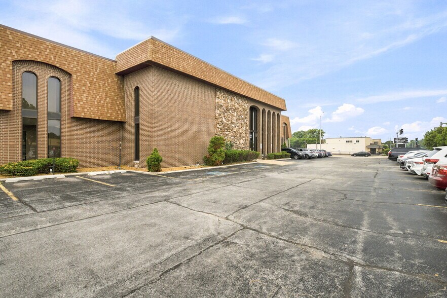 More Photos Of 4647 W 103 St, Oak Lawn Medical For Sale