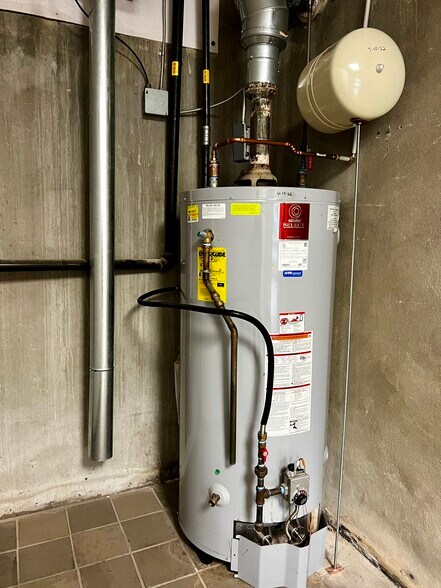 More Photos Of 688 Washington St, Middletown Freestanding For Lease