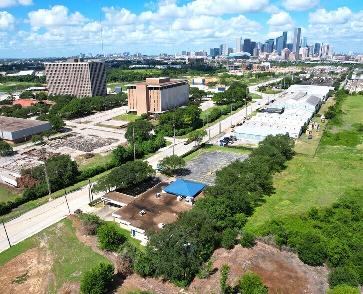 More Photos Of 4101 Clinton Dr, Houston Bank For Lease
