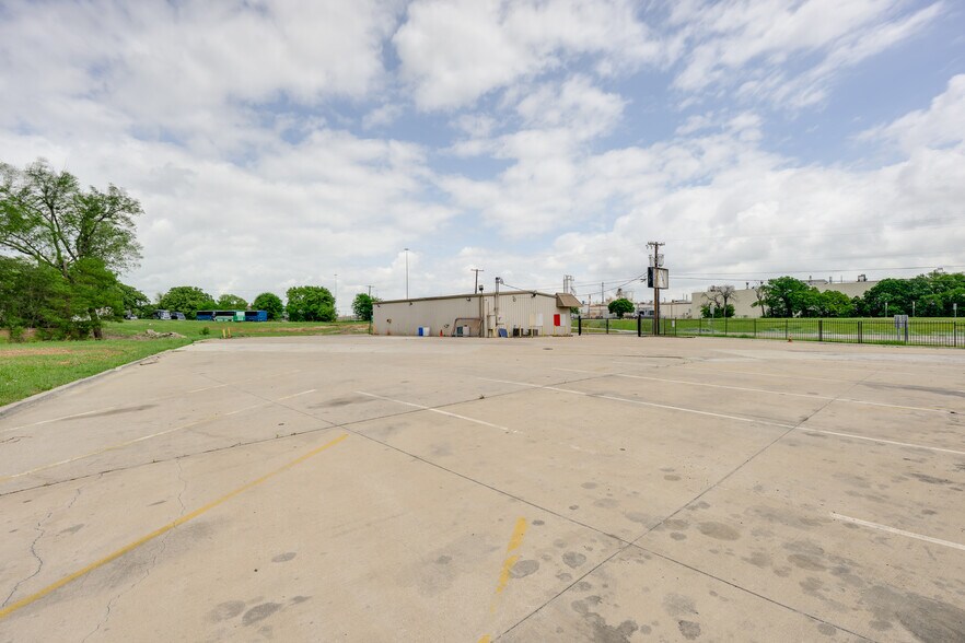 More Photos Of 801 N Walton Walker Hwy, Irving Warehouse For Lease