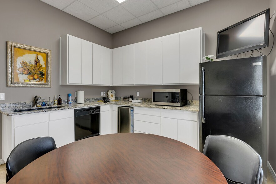 More Photos Of 501 E 7th St, Odessa Office For Sale