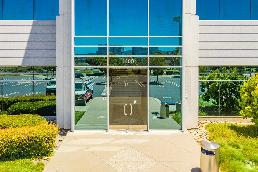 More Photos Of 1400 Bridge Pky, Redwood City Research And Development For Lease