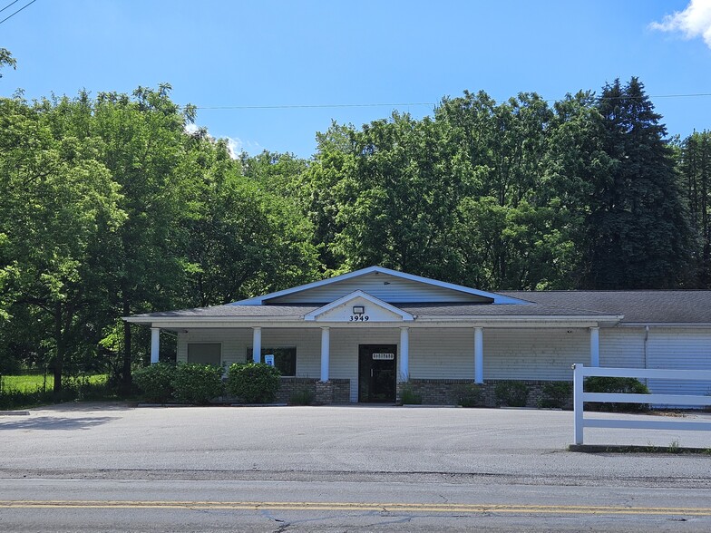 More Photos Of 3949 N River Rd, Freeland Office For Lease