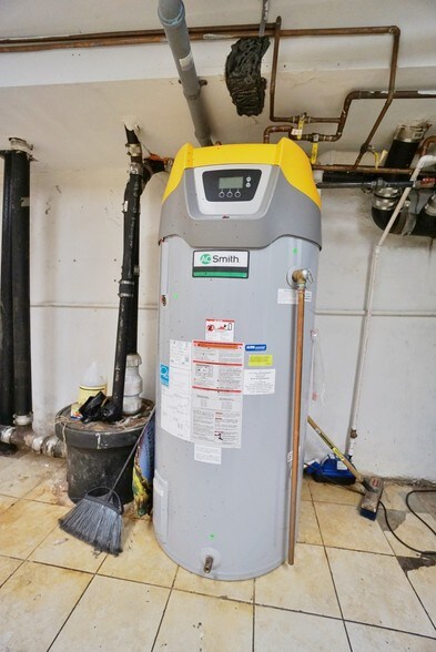 More Photos Of 35 Androvette St, Staten Island Storefront Retail Residential For Lease