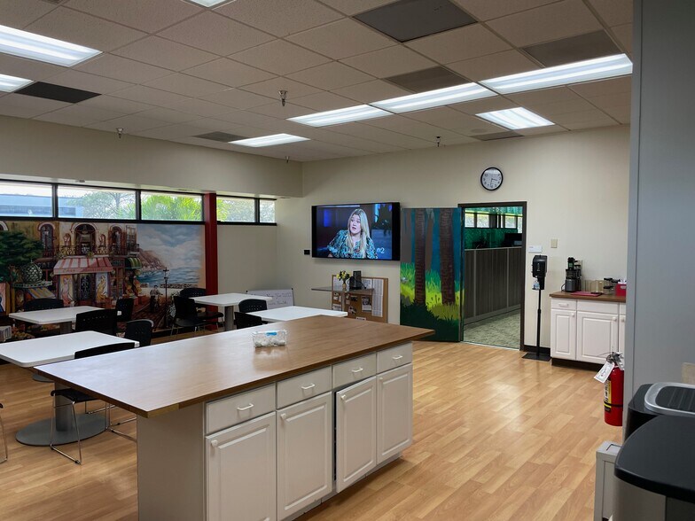 More Photos Of 505 N John Rodes Blvd, Melbourne Light Manufacturing For Lease