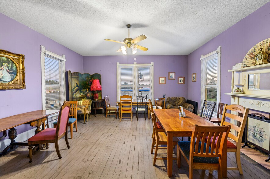 More Photos Of 202 N Newsom St, Mineola General Retail For Sale