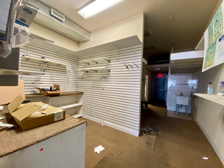 More Photos Of 262-266 E Park Ave, Long Beach Storefront For Lease