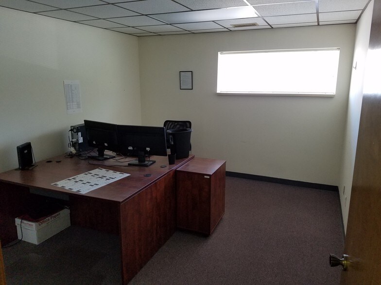 More Photos Of 219 E Schwartz St, Salem Office For Lease