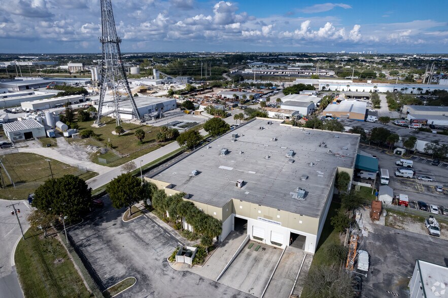 More Photos Of 1335 53rd St, Mangonia Park Warehouse For Lease