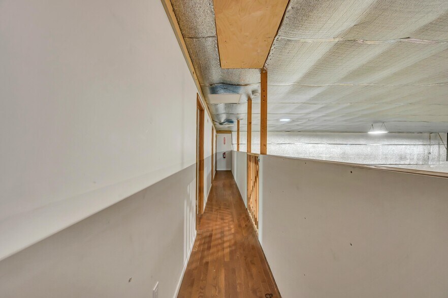 More Photos Of 2391 S Main St, Waterbury Showroom For Sale