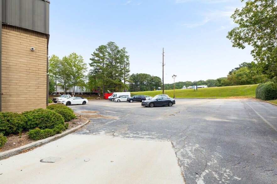 More Photos Of 215 Marvin Miller Dr SW, Atlanta Light Distribution For Sale
