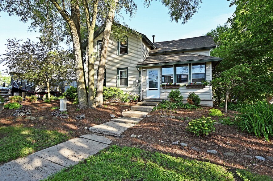 More Photos Of N47W30815 Hill St, Hartland Garden Center For Sale