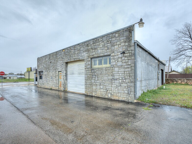 More Photos Of 200 N Broadway Ave, Geary Convenience Store For Sale