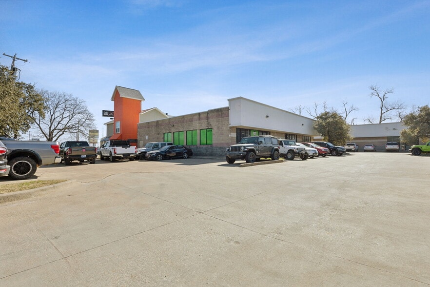 More Photos Of 2020 W Northwest Hwy, Dallas Freestanding For Sale