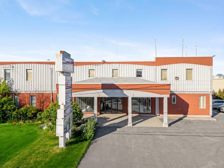 More Photos Of 126 Rue Jacques-Cartier N, St-Jean Storefront For Sale