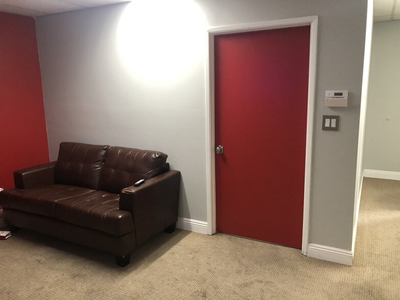 More Photos Of 1907 W Burbank Blvd, Burbank Office For Lease