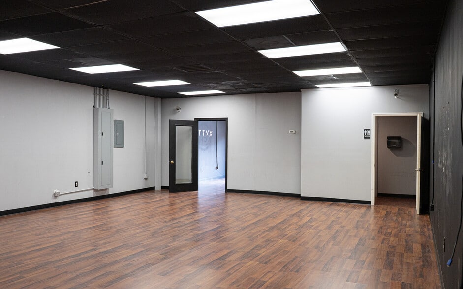 More Photos Of 151 Riverchase Way, Lexington Light Distribution For Lease